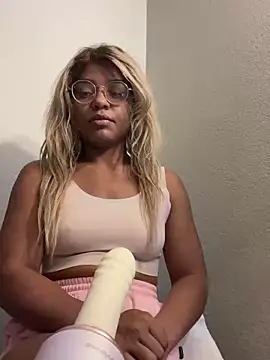 Snapshot of princessandthefootjob chatting on 04.19.26 princessandthefootjob online show from 04.19.26