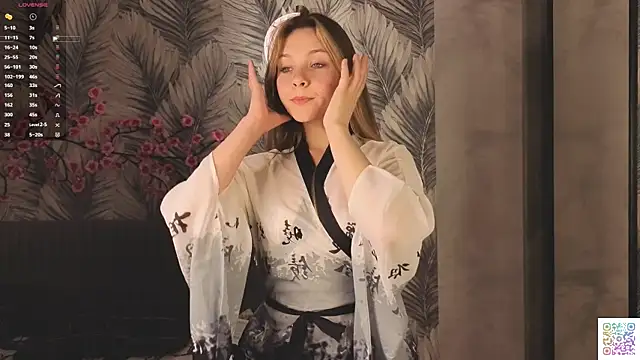 Snapshot of HinaVibe chatting on 05.21.26 HinaVibe online show from 05.21.26