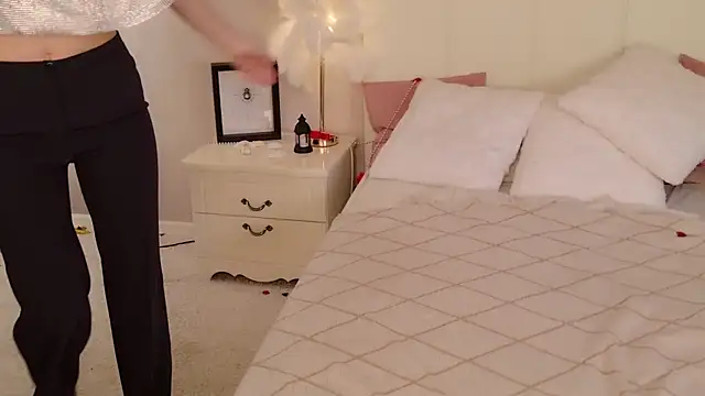 Lunaa Babygirl online show from 04.02.26