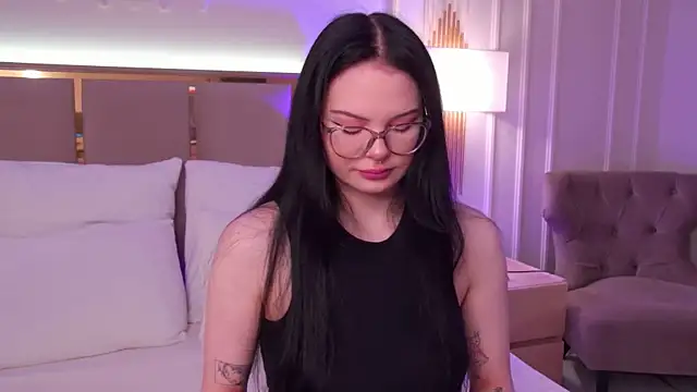 Snapshot of CindyMil chatting on 04.26.26 CindyMil online show from 04.26.26