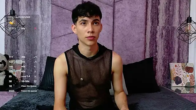 Snapshot of AronTawers chatting on 06.17.26 AronTawers online show from 06.17.26
