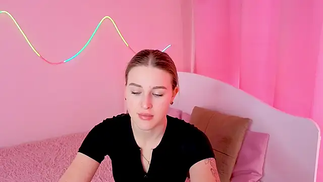 Snapshot of Violettta_doll chatting on 02.28.26 Violettta doll online show from 02.28.26