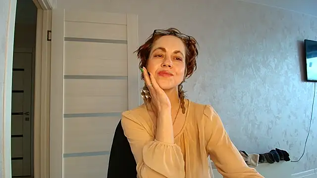 Snapshot of LioraWeiss chatting on 04.28.26 LioraWeiss online show from 04.28.26