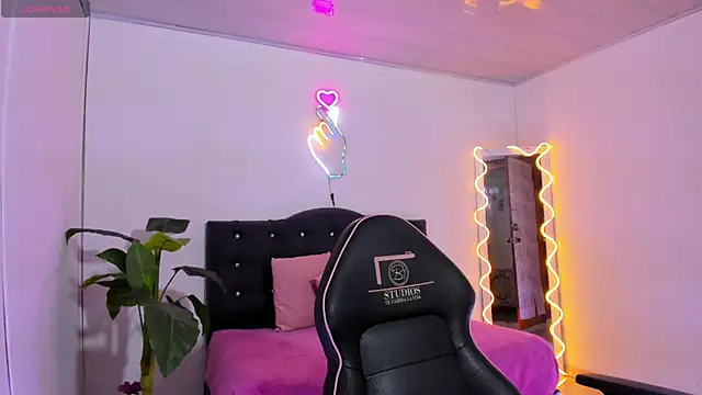 LINDSAY TAY online show from 04.11.26