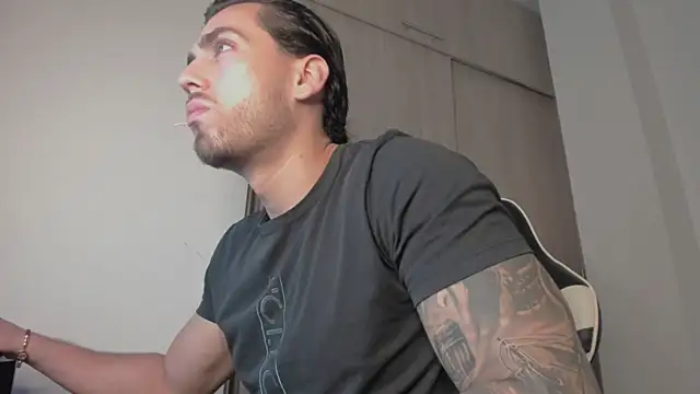 Snapshot of Axel__Blaze chatting on 05.13.26 Axel Blaze online show from 05.13.26