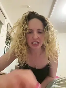 curlyirishgirl online show from 04.05.26