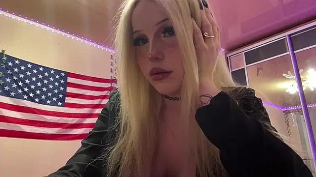 Snapshot of Mollywannatouch chatting on 03.04.26 Mollywannatouch online show from 03.04.26