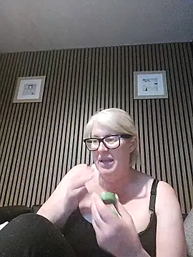Snapshot of FlirtyFleur-x chatting on 06.05.26 FlirtyFleur-x online show from 06.05.26