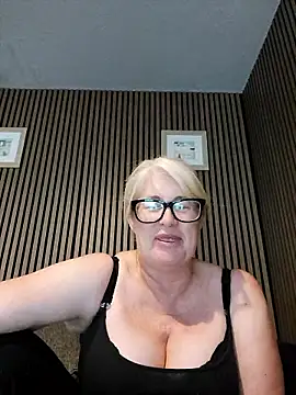 Snapshot of FlirtyFleur-x chatting on 06.07.26 FlirtyFleur-x online show from 06.07.26