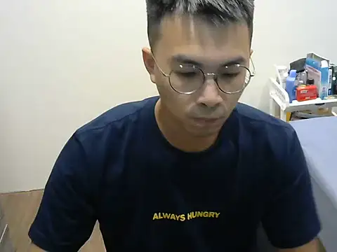 Snapshot of silverwolfwoof chatting on 05.20.26 silverwolfwoof online show from 05.20.26