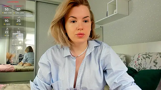 crowned goddess online show from 04.03.26