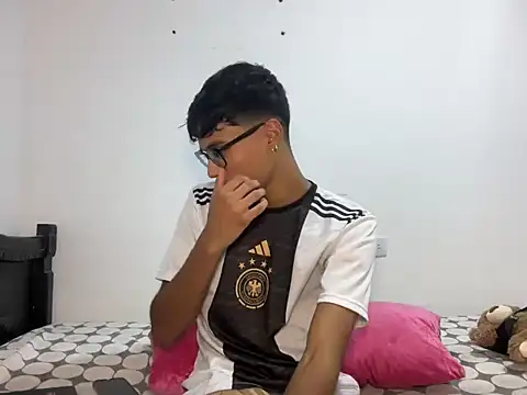 Snapshot of DeividBigCock23 chatting on 03.26.26 DeividBigCock23 online show from 03.26.26