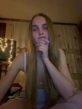 Snapshot of LunaVey chatting on 04.14.26 LunaVey online show from 04.14.26