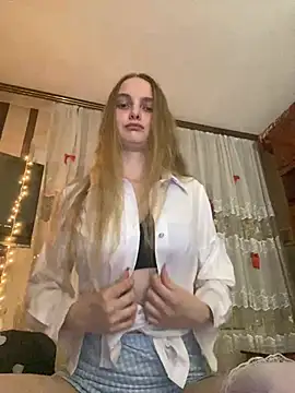 Snapshot of LunaVey chatting on 06.11.26 LunaVey online show from 06.11.26