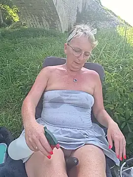 Snapshot of lescoquinsdu40 chatting on 06.25.26 lescoquinsdu40 online show from 06.25.26
