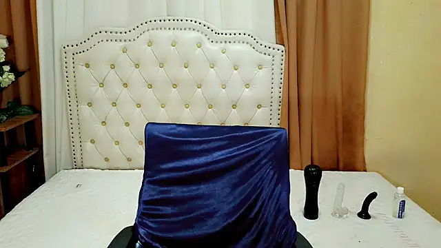 Snapshot of Seductive_sophie chatting on 06.27.26 Seductive sophie online show from 06.27.26