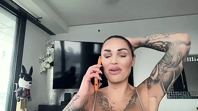 AMBER HARD online show from 04.10.26