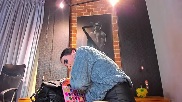 Sienna Dark online show from 04.08.26