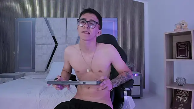 TylerCross  online show from 03.11.26