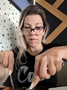 ManuelaX online show from 04.26.26