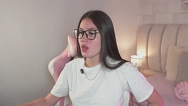 Snapshot of Alanna-Rosse chatting on 05.29.26 Alanna-Rosse online show from 05.29.26