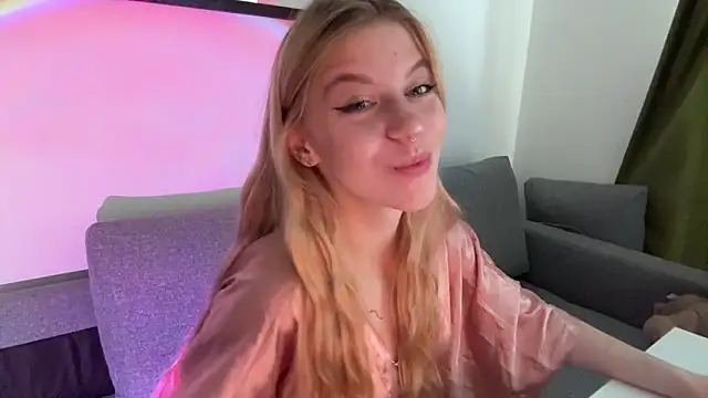 Snapshot of Fanny_Fresh chatting on 05.10.26 Fanny Fresh online show from 05.10.26