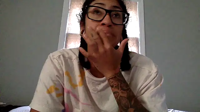 Snapshot of LatinaLoka chatting on 03.21.26 LatinaLoka online show from 03.21.26