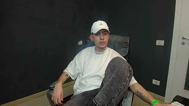 Snapshot of KrewVaughn chatting on 03.15.26 KrewVaughn online show from 03.15.26