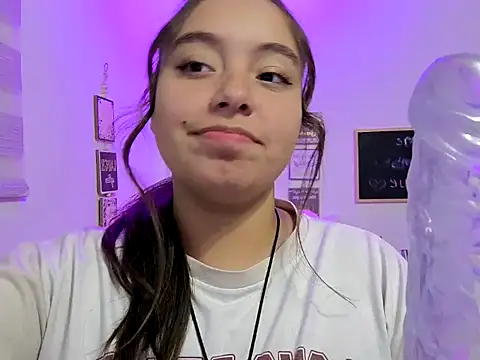 Snapshot of cherry_valeria chatting on 05.15.26 cherry valeria online show from 05.15.26