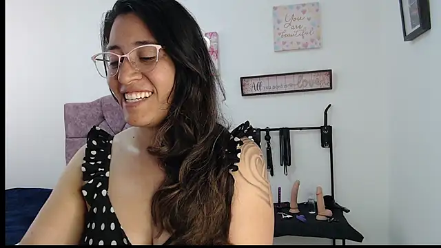 Snapshot of violeta_scott chatting on 05.15.26 violeta scott online show from 05.15.26
