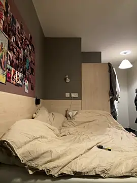 Halligirl online show from 04.04.26