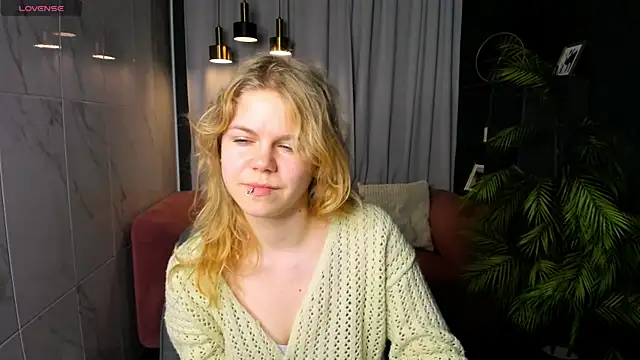 Snapshot of ElizabethVane chatting on 06.09.26 ElizabethVane online show from 06.09.26