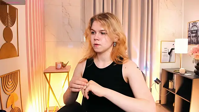 Snapshot of ElizabethVane chatting on 06.18.26 ElizabethVane online show from 06.18.26