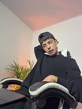 Snapshot of SebastianReed_ chatting on 06.19.26 SebastianReed online show from 06.19.26