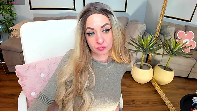 Snapshot of ElyssaVibe chatting on 04.21.26 ElyssaVibe online show from 04.21.26