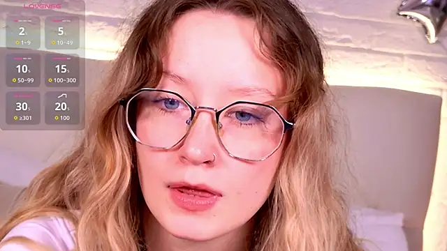 Snapshot of AmelieViolet chatting on 06.03.26 AmelieViolet online show from 06.03.26