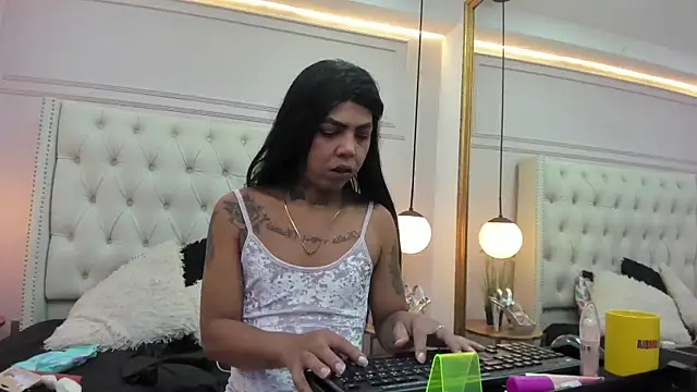 Snapshot of MiiaRestrepo chatting on 06.23.26 MiiaRestrepo online show from 06.23.26