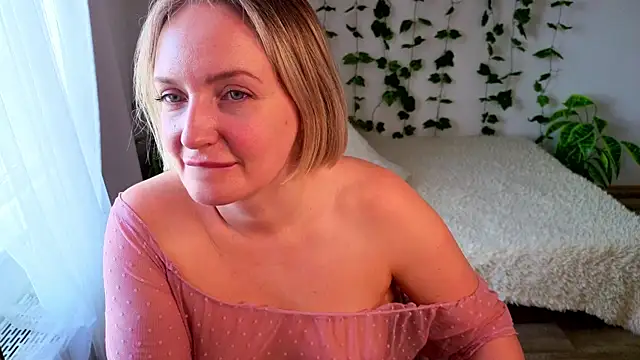 Snapshot of MonikFoxi chatting on 07.04.26 MonikFoxi online show from 07.04.26