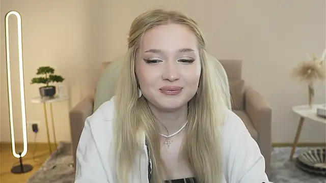 Snapshot of SeemaHornoff chatting on 03.30.26 SeemaHornoff online show from 03.30.26