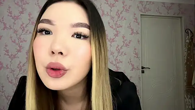 Snapshot of MadeleneStoesz chatting on 03.23.26 MadeleneStoesz online show from 03.23.26