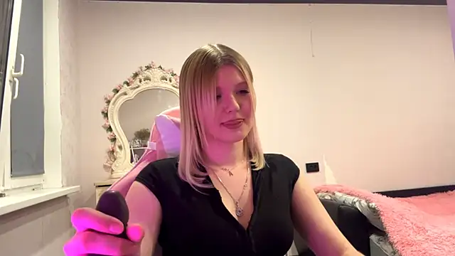 Snapshot of SweettAnny chatting on 05.17.26 SweettAnny online show from 05.17.26