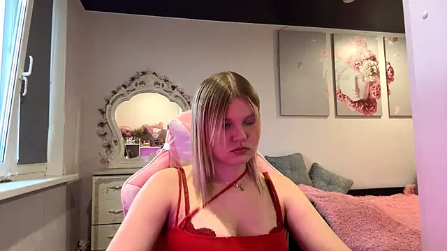 Snapshot of SweettAnny chatting on 06.15.26 SweettAnny online show from 06.15.26