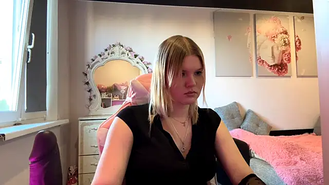 Snapshot of SweettAnny chatting on 06.16.26 SweettAnny online show from 06.16.26