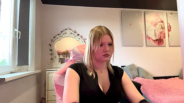 Snapshot of SweettAnny chatting on 06.19.26 SweettAnny online show from 06.19.26