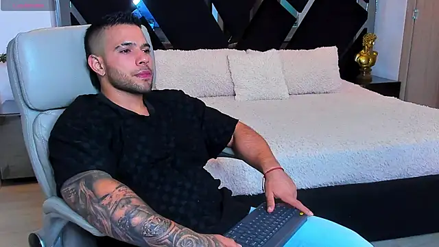 Snapshot of Raytorres chatting on 07.19.26 Raytorres online show from 07.19.26