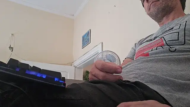 Snapshot of Sueliton2 chatting on 04.02.26 Sueliton2 online show from 04.02.26