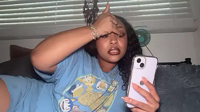 Snapshot of Yourmommysilk chatting on 03.29.26 Yourmommysilk online show from 03.29.26