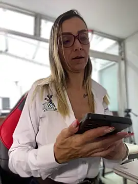 AlanaBrunetteX X online show from 04.16.26