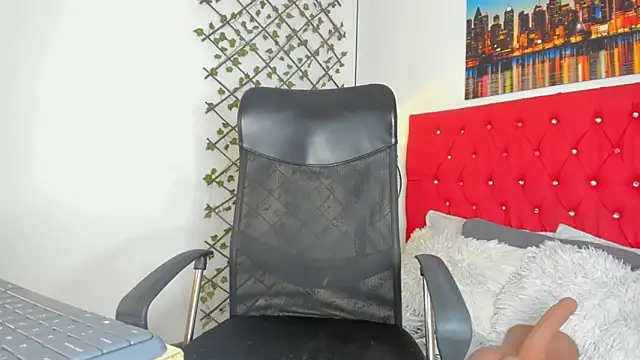 Snapshot of emily__dee chatting on 04.21.26 emily dee online show from 04.21.26