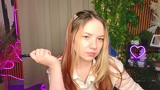 Snapshot of ViolettaSwang chatting on 04.09.26 ViolettaSwang online show from 04.09.26